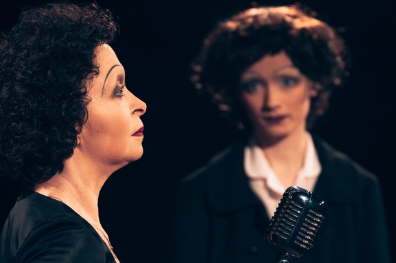“Édith Piaf, je me fous du passé ”, le spectacle musical hommage à Édith Piaf écrit par Victor Guéroult.  Touchant et émouvant, voici un voyage dans le monde d'Edith Piaf...