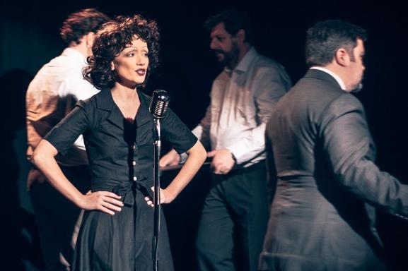 “Édith Piaf, je me fous du passé ”, le spectacle musical hommage à Édith Piaf écrit par Victor Guéroult.  Touchant et émouvant, voici un voyage dans le monde d'Edith Piaf...
