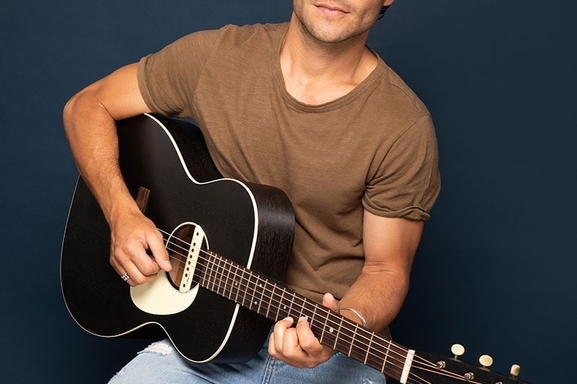 Reynald, chanteur et guitariste, revient avec une nouvelle reprise choc "Quelqu'un m’a dit"  de Carla Bruni