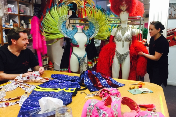 L’incontournable Moulin Rouge rouvre ses portes en septembre 2021. On vous invite dans l'un des cabarets les plus célèbres au monde!