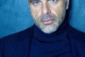 Amir Haddad dans un rôle inattendu au théâtre, une mise en scène résolument poignante de Steve Suissa... Le spectacle « Sélectionné » est à l’affiche dès ce 26 avril au théâtre Edouard VII