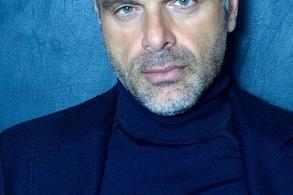 Amir Haddad dans un rôle inattendu au théâtre, une mise en scène résolument poignante de Steve Suissa... Le spectacle « Sélectionné » est à l’affiche dès ce 26 avril au théâtre Edouard VII