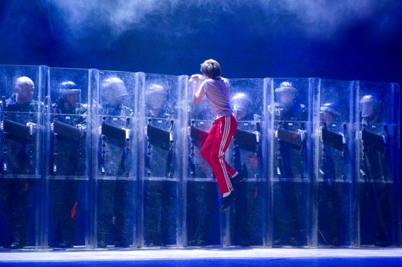 Billy Elliot, la comédie musicale live sur une musique d’Elton John, disponible en DVD le 2 décembre 2014