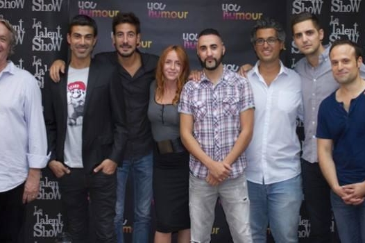 Abdelkrim Bichkou sur scène avec Caroline Vigneaux grâce au concours Talent show et Casting.fr