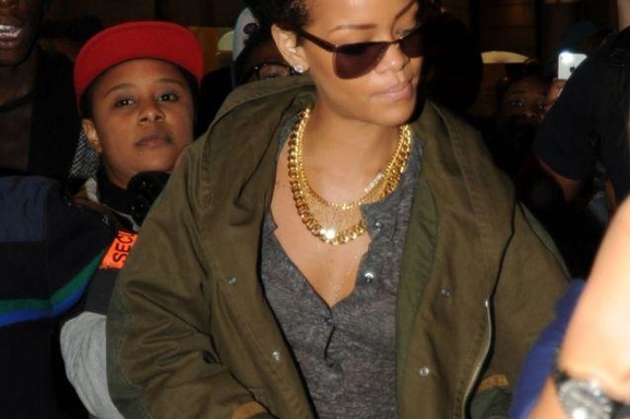 Le Buzz de Rihanna qui crée une émeute à Paris !