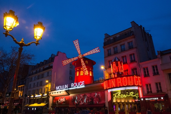 L’incontournable Moulin Rouge rouvre ses portes en septembre 2021. On vous invite dans l'un des cabarets les plus célèbres au monde!