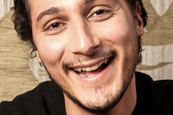 Samuel Bambi, Humoriste et surtout comédien sera dès ce 13 avril à l'affiche du film Les Gagnants réalisé par Laurent Junca aux côtés de Joey Starr ! Casting l'a rencontré pour vous…