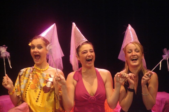 "Arrête de pleurer Pénélope!" : elle n'a toujours pas sèché ses larmes! : les 3 héroïnes reviennent sur scène!