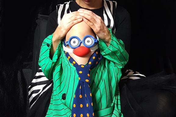 Cirque aérien, magie et marionnettes découvrez l’univers merveilleux du spectacle, Charlie Poppins de Débora Roquebrune.