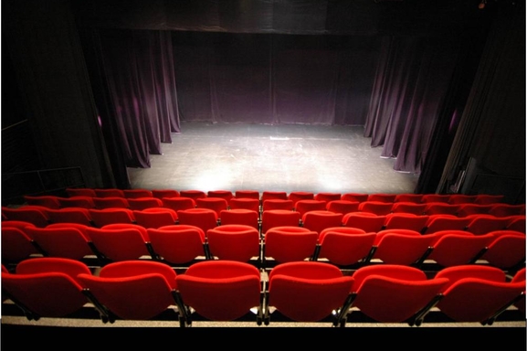 Casting.fr en partenariat avec le théâtre des Feux de la Rampe vous offre un cours de théâtre personnalisé