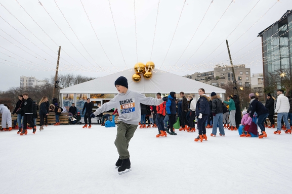 Patins en Folie : la plus grande patinoire en plein air de Paris revient au parc André Citroën !