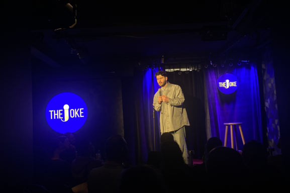 Vous aimez le stand up ? Découvrez « The Joke », le comedy club le plus chic de Paris fondé par Baptiste Lecaplain