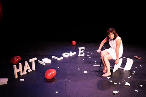 What is love ? Le spectacle executoire de l'Amour par Anne Buffet au Théâtre de la Contrescarpe