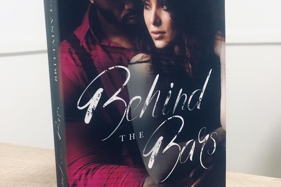 Casting.fr vous offre un voyage dans la plume de Brittainy C.Cherry avec son dernier livre "Behind The Bars"