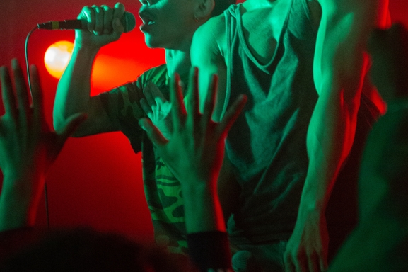 SUPREMES  : Le biopic sur le groupe NTM raconte les débuts du groupe de rap phénomène. Les années 90 et la fulgurante apparition du groupe NTM. Au-dessus des lois, ils ont batti une histoire: les débuts du rap en France.