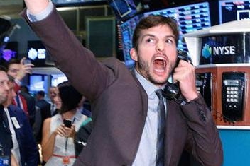 Ashton Kutcher était à Wall Street le mardi 6 août pour la promotion de son film "Jobs" !