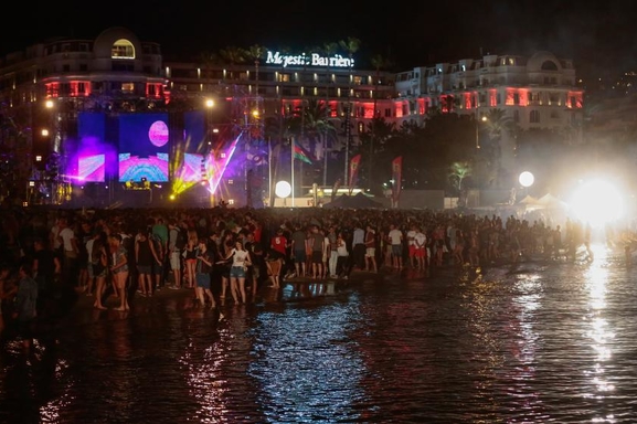 Envie de danser sur la Croisette les pieds dans l'eau? Venez profiter de la plage électro avec Casting.fr