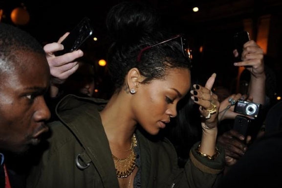 Le Buzz de Rihanna qui crée une émeute à Paris !
