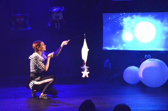 Cirque aérien, magie et marionnettes découvrez l’univers merveilleux du spectacle, Charlie Poppins de Débora Roquebrune.