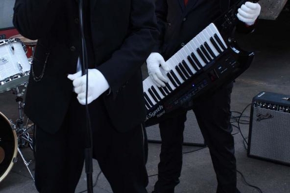 "The pastor" le groupe électro-pop formé par deux hommes invisible !