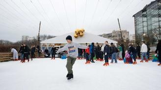 Patins en Folie : la plus grande patinoire en plein air de Paris revient au parc André Citroën !