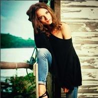 A peine 19 ans et déjà célèbre grâce a sa beauté mais pas que ! Focus sur http://www.casting.fr/Ionamarre