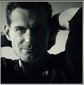 Chanteur, metteur en scène et co-fondateur du prestigieux "Cabaret L'Elégance" Frédérick Arno vous explique comment rejoindre le monde du Cabaret!