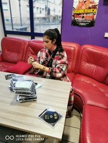 Lyna Mahyem, la jeune femme d'Argenteuil qu'on nomme guerrière des temps moderne cartonne avec l'album Femme Forte, retour sur une histoire peu commune !