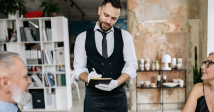 Casting homme et femme serveur ou serveuse entre 20 et 55 ans pour figuration dans film avec Noémie Merlant