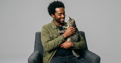 Casting homme typé afro avec chat pour publicité marque de croquettes
