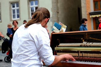 Casting pianiste homme pour tournage pub marque de luxe