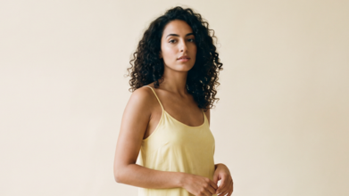 Casting femme entre 20 et 25 ans brune aux cheveux bouclés pour figuration dans shooting photo pour un artiste musical français