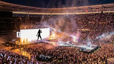 Casting homme et femme entre 30 et 50 ans pour figuration dans visuels projetés au Stade France lors du concert d'une chanteuse française de renommée internationale