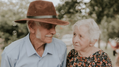 Casting comédien et comédienne sénior entre 75 et 85 ans pour rôle dans vidéo publicitaire