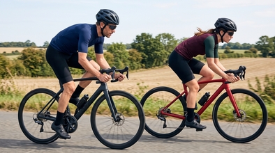 Casting figurant homme et femme cycliste avec son vélo pour la série Le Tour de France