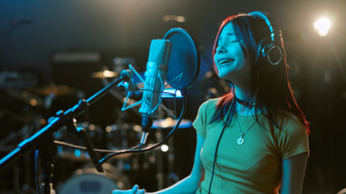 Casting voix off britannique femme entre 30 et 45 ans pour enregistrement studio