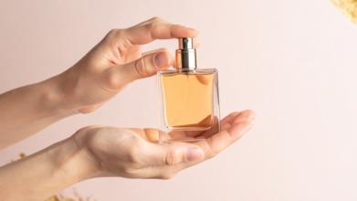 Casting homme et femme modèle main pour campagne avec une marque de parfum