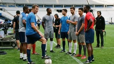 Casting figurants footballeurs avec chaussures à crampons pour un tournage