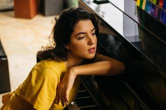 Casting modèle et pianiste femme entre 18 et 25 ans pour tournage pub
