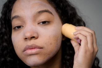 Recherche modèle femme typée africaine ou métisse avec acné pour vidéo maquillage