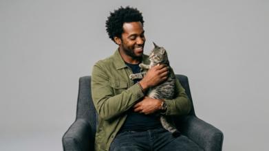 Casting homme typé afro avec chat pour publicité marque de croquettes