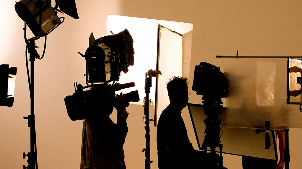 Casting figurant homme et femme de tout âge pour tournage série TV avec Fred Testot