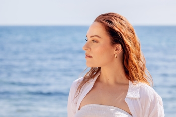 Alexandra Miller, la chanteuse pop et R'n'B révélée dans The Voice of Ireland, annonce la sortie de son EP "Sweetest Morning"