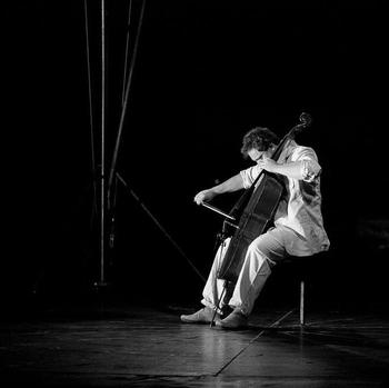 Découvrez Erwan Le GUEN le jeune violoncelliste de l’équipe “VRAIe !” la comédie musicale de Prisca DEMAREZ