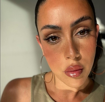 Anne Caze, maquilleuse clips et télé, nous livre les dessous de son métier !