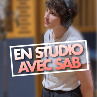 Comment se déroule une session en studio ? La réponse en immersion avec la chanteuse Sab pour l’enregistrement de son single « Ça Ira »
