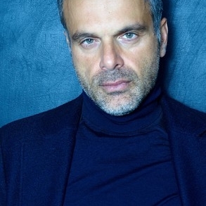 Amir Haddad dans un rôle inattendu au théâtre, une mise en scène résolument poignante de Steve Suissa... Le spectacle « Sélectionné » est à l’affiche dès ce 26 avril au théâtre Edouard VII