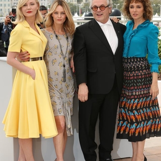La 69ème édition du festival de Cannes s'annonce pluvieuse mais toujours glamour avec Laurent Lafitte et Vanessa Paradis entre autres, on vous raconte