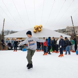 Patins en Folie : la plus grande patinoire en plein air de Paris revient au parc André Citroën !