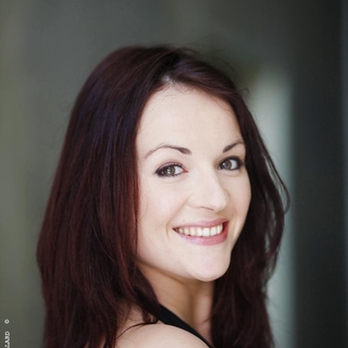 Rencontre avec Léovanie Raud sur scène actuellement dans Sister Act!